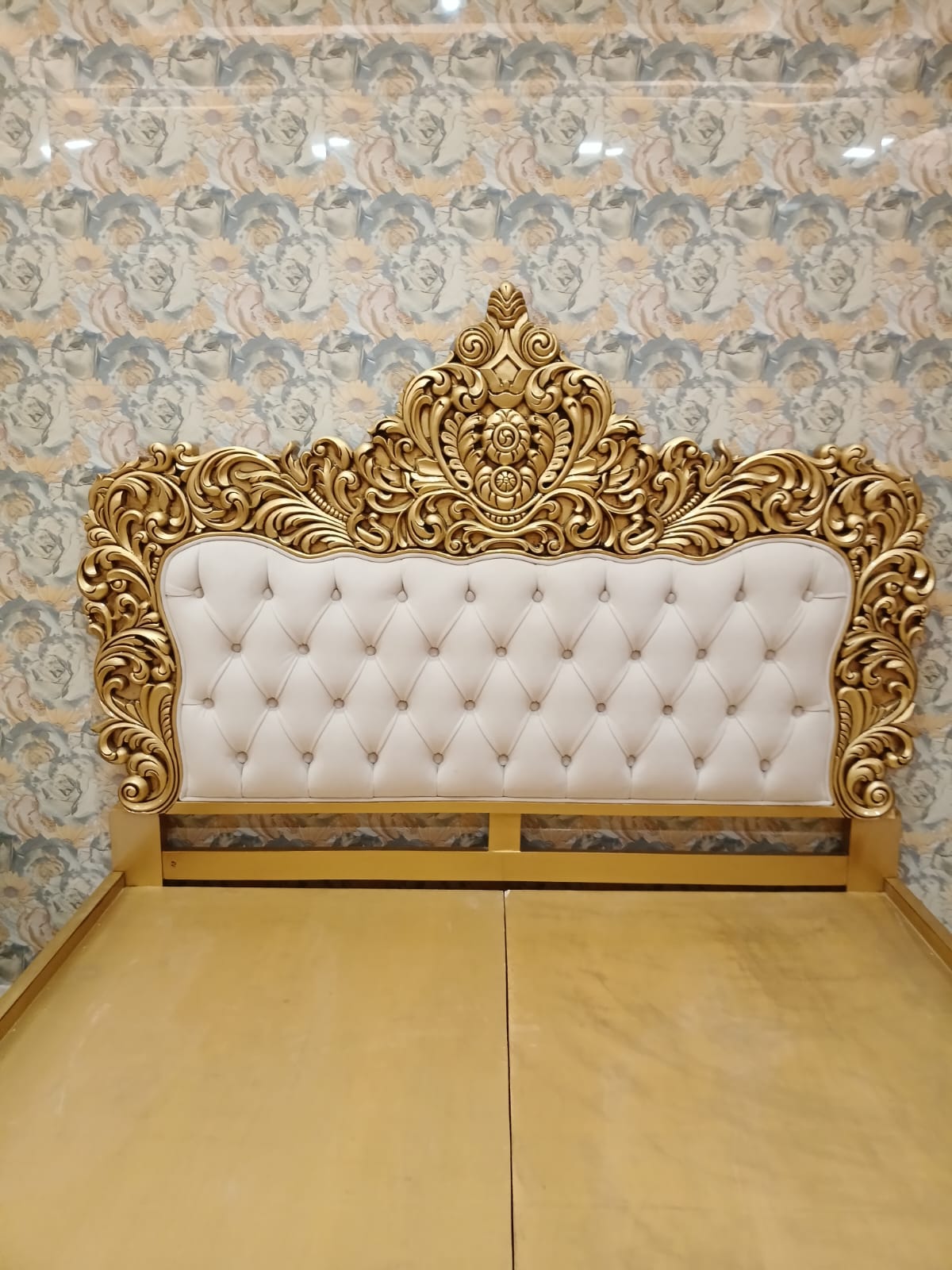 Wooden luxury bed - Image 3